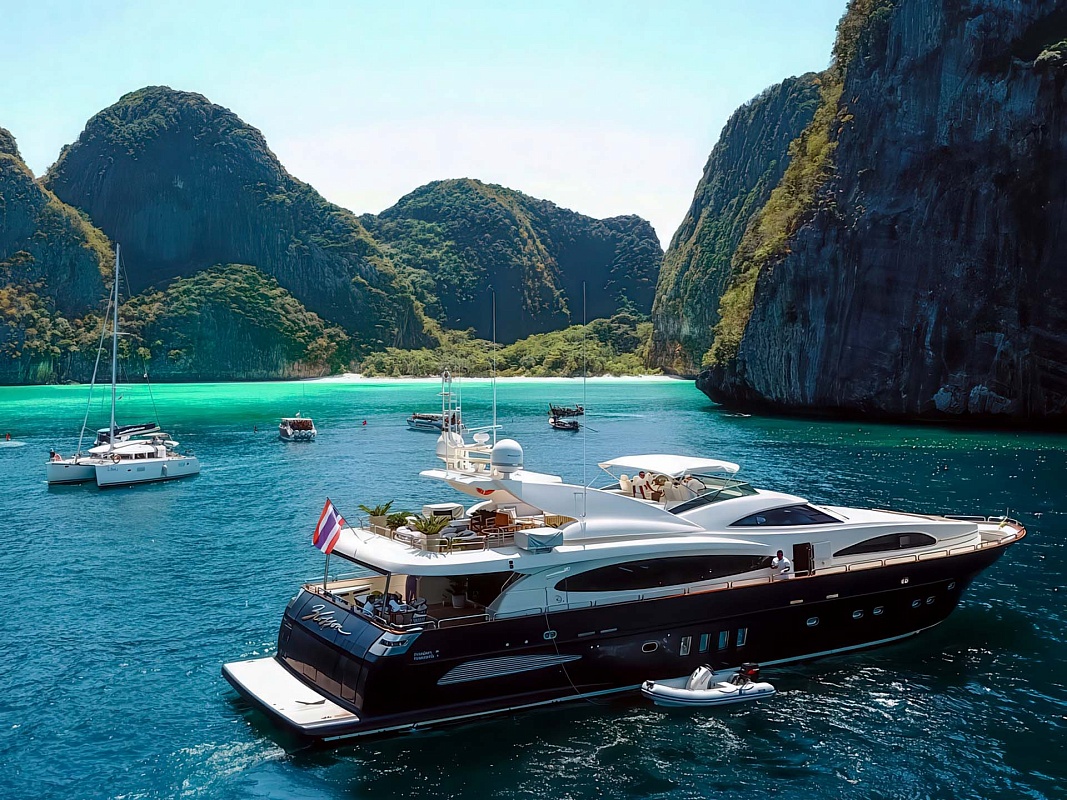 Аренда моторной мега яхты Astondoa 102 FOR YOUR EYES ONLY на Пхукете
